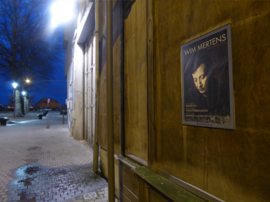 Poster van pianist, componist Wim Mertens op een winteravond in de straten van Antwerpen - fotografie Marie-Thérèse Willemsen